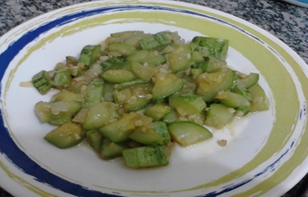 Ir para  <ul>
	<li>1 abobrinha grande;</li>
	<li>1 caldo knor de sua prefer&ecirc;ncia;</li>
	<li>1 envelope de saz&oacute;n de legumes;</li>
	<li>1 cebola picada;</li>
	<li>1/2...